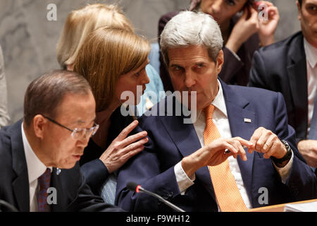 (151218) -- NEW YORK, 18 décembre 2015 (Xinhua) -- La secrétaire d'État des États-Unis, John Kerry (R) est à l'écoute de Samantha Power (C), représentant permanent des États-Unis auprès de l'Organisation des Nations Unies, lors d'une réunion du Conseil de sécurité des Nations Unies sur la Syrie au siège des Nations Unies à New York, 18 décembre 2015. Le Conseil de sécurité des Nations unies a adopté vendredi une résolution approuvant une feuille de route internationale pour une transition politique dirigée par les Syriens en vue de mettre fin aux conflits du pays, qui appelle à des pourparlers de paix en Syrie pour commencer au début de janvier. (Xinhua/Muzi Li) Banque D'Images
