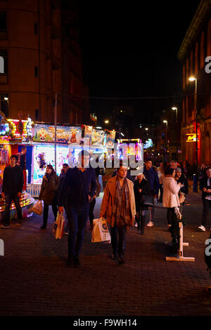 Marché de Noël de Leeds était un bright colorful vue sur le vendredi soir dernier avant Noël. Les adultes et les enfants appréciaient le marché de Noël en plein air. Prises à Londres le 18 décembre 2015. Banque D'Images