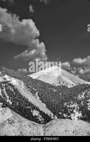 Vue panoramique sur le sommet enneigé du Ghiona montagne trouvé dans la région de Fokida, Grèce centrale Banque D'Images