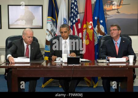 Le président américain Barack Obama avec le Vice-président Joe Biden et le secrétaire à la défense, Ashton Carter au cours de la réunion du Conseil national de sécurité sur la lutte contre l'Etat islamique au Pentagone le 14 décembre 2015 à Arlington, en Virginie. Banque D'Images