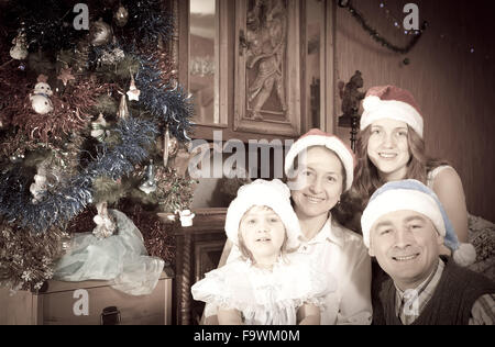 Vintage photo de heureux couple marié avec enfant visiter maman pour Noël Banque D'Images