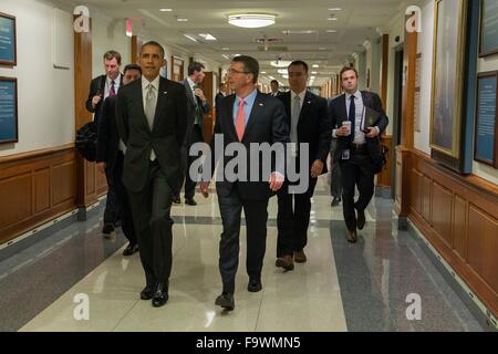 Le président américain Barack Obama de promenades à travers les couloirs du Pentagone avec le secrétaire à la défense, Ashton Carter sur le chemin de la réunion du Conseil national de sécurité sur la lutte contre l'Etat islamique au Pentagone le 14 décembre 2015 à Arlington, en Virginie. Banque D'Images