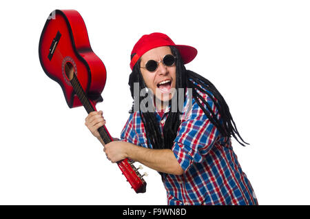 L'homme avec des dreadlocks holding guitar isolated on white Banque D'Images