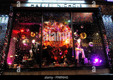 Vitrine décorée pour Noël à Knightsbridge, Londres Banque D'Images