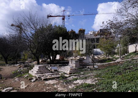 Avis de chantier du musée de la tolérance dans la partie nord de Mamilla Cemetery un cimetière musulman historique situé dans le centre de la partie ouest de Jérusalem Israël. Le cimetière contient les restes des figures de la début de la période islamique, les sanctuaires soufis et ère Mamluk tombes. Banque D'Images