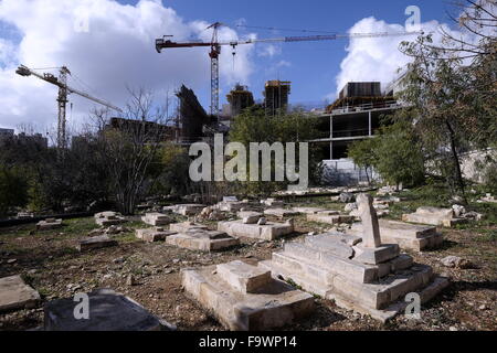 Avis de chantier du musée de la tolérance dans la partie nord de Mamilla Cemetery un cimetière musulman historique situé dans le centre de la partie ouest de Jérusalem Israël. Le cimetière contient les restes des figures de la début de la période islamique, les sanctuaires soufis et ère Mamluk tombes. Banque D'Images