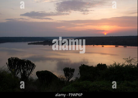 Lever du soleil sur le canal de Kazinga, Parc national Queen Elizabeth, en Ouganda Banque D'Images