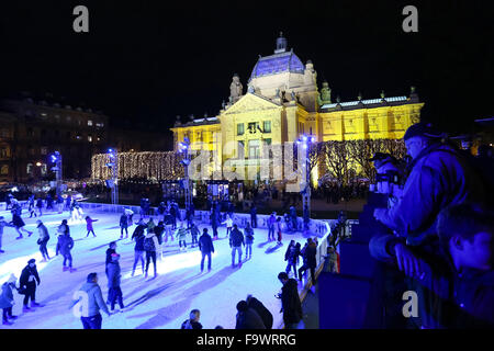 Les gens patiner sur la patinoire de la ville avant de le Pavillon des Arts en roi Tomislav Park à Zagreb, Croatie Banque D'Images