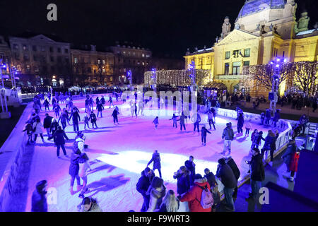 Les gens patiner sur la patinoire de la ville avant de le Pavillon des Arts en roi Tomislav Park à Zagreb, Croatie Banque D'Images