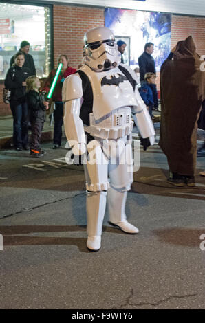 Bar Harbor, Maine, USA. Au 18 décembre, 2015. Un ventilateur célébrant la soirée d'ouverture de Star Wars : The Force s'éveille au Criterion Theatre historique a écrasé de ses deux personnages préférés : Batman et un stormtrooper. Crédit : Jennifer Booher/Alamy Live News Banque D'Images