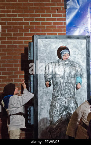 Bar Harbor, Maine, USA. Au 18 décembre, 2015. Fans de célébrer la soirée d'ouverture de Star Wars : The Force s'éveille au critère historique du théâtre. Crédit : Jennifer Booher/Alamy Live News Banque D'Images