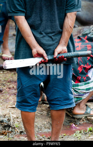 Homme tenant un couteau de boucher dans le dos Banque D'Images