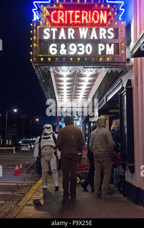 Bar Harbor, Maine, USA. Au 18 décembre, 2015. Fans de célébrer la soirée d'ouverture de Star Wars : The Force s'éveille au critère historique du théâtre. Crédit : Jennifer Booher/Alamy Live News Banque D'Images