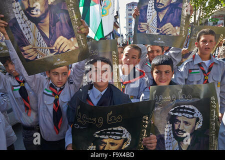 Manifestation à Ramallah à l'occasion du dixième anniversaire de la mort de Yasser Arafat. Banque D'Images