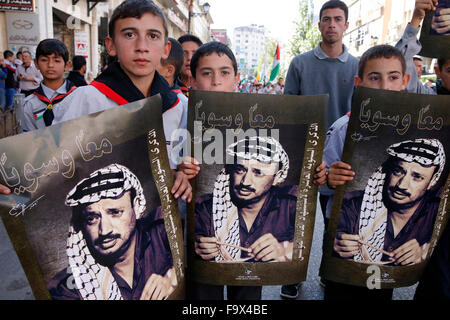 Manifestation à Ramallah à l'occasion du dixième anniversaire de la mort de Yasser Arafat. Banque D'Images