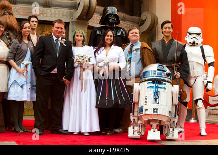 Un mariage Star Wars - le 17/12/2015 Caroline Ritter (chauffeur du camion, âgé de 34 ans) porteurs d'Andrew mariés (pompier, 29 ans) s'est mariée au théâtre chinois de Grauman, IMAX 6925 Hollywood Blvd., Hollywood, Californie foules regarda l'heureux couple marié devant le théâtre. L'argent a été versé en leur nom par IMAX et la Fondation pour l'enfance Starlight. Banque D'Images