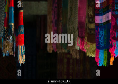 Sulawesian Foulards suspendus dans shop à vendre Tana Toraja Banque D'Images