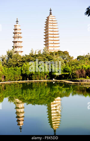 Les trois pagodes,Dynastie Quing,une,penchée Chongsheng Temples bouddhistes,Dali, Yunnan Province, Chine, République populaire de Chine, Chine Banque D'Images