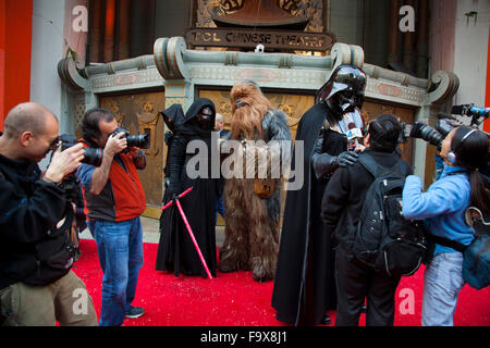 Un mariage Star Wars - le 17/12/2015 Caroline Ritter (chauffeur du camion, âgé de 34 ans) porteurs d'Andrew mariés (pompier, 29 ans) s'est mariée au théâtre chinois de Grauman, IMAX 6925 Hollywood Blvd., Hollywood, Californie foules regarda l'heureux couple marié devant le théâtre. L'argent a été versé en leur nom par IMAX et la Fondation pour l'enfance Starlight. Banque D'Images