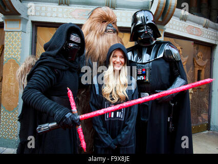 Un mariage Star Wars - le 17/12/2015 Caroline Ritter (chauffeur du camion, âgé de 34 ans) porteurs d'Andrew mariés (pompier, 29 ans) s'est mariée au théâtre chinois de Grauman, IMAX 6925 Hollywood Blvd., Hollywood, Californie foules regarda l'heureux couple marié devant le théâtre. L'argent a été versé en leur nom par IMAX et la Fondation pour l'enfance Starlight. Banque D'Images