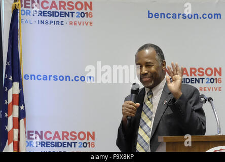 Orange City, Iowa, États-Unis. Dec 18, 2015. Candidat présidentiel républicain Le Dr Ben Carson vagues alors qu'il commence son discours à l'école chrétienne privée, dans le nord-ouest de l'université, à propos de sa foi chrétienne et la direction aux États-Unis est actuellement en cours alors qu'il faisait campagne dans la région de Orange City dans l'Iowa, le vendredi 18 Décembre, 2015. Credit : Jerry Mennenga/ZUMA/Alamy Fil Live News Banque D'Images