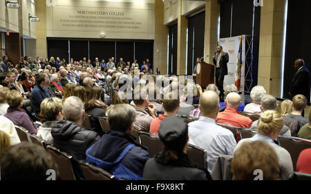 Orange City, Iowa, États-Unis. Dec 18, 2015. Candidat présidentiel républicain Le Dr Ben Carson prend la parole à l'école chrétienne privée, dans le nord-ouest de l'université, à propos de sa foi chrétienne et la direction aux États-Unis est actuellement en cours alors qu'il faisait campagne dans la région de Orange City dans l'Iowa, le vendredi 18 Décembre, 2015. Credit : Jerry Mennenga/ZUMA/Alamy Fil Live News Banque D'Images