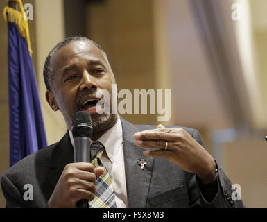 Orange City, Iowa, États-Unis. Dec 18, 2015. Candidat présidentiel républicain Le Dr Ben Carson prend la parole à l'école chrétienne privée, dans le nord-ouest de l'université, à propos de sa foi chrétienne et la direction aux États-Unis est actuellement en cours alors qu'il faisait campagne dans la région de Orange City dans l'Iowa, le vendredi 18 Décembre, 2015. Credit : Jerry Mennenga/ZUMA/Alamy Fil Live News Banque D'Images