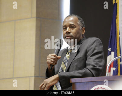 Orange City, Iowa, États-Unis. Dec 18, 2015. Candidat présidentiel républicain Le Dr Ben Carson prend la parole à l'école chrétienne privée, dans le nord-ouest de l'université, à propos de sa foi chrétienne et la direction aux États-Unis est actuellement en cours alors qu'il faisait campagne dans la région de Orange City dans l'Iowa, le vendredi 18 Décembre, 2015. Credit : Jerry Mennenga/ZUMA/Alamy Fil Live News Banque D'Images