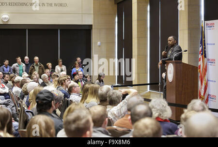 Orange City, Iowa, États-Unis. Dec 18, 2015. Candidat présidentiel républicain Le Dr Ben Carson prend la parole à l'école chrétienne privée, dans le nord-ouest de l'université, à propos de sa foi chrétienne et la direction aux États-Unis est actuellement en cours alors qu'il faisait campagne dans la région de Orange City dans l'Iowa, le vendredi 18 Décembre, 2015. Credit : Jerry Mennenga/ZUMA/Alamy Fil Live News Banque D'Images