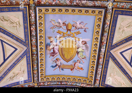 Plafond dans le hall de l'Adresses dans le musée du Vatican. Banque D'Images