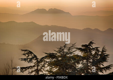 Coucher du soleil sur le sommet des collines dans la brume autour du mont Titan dans la Repubblic de Saint-Marin Banque D'Images