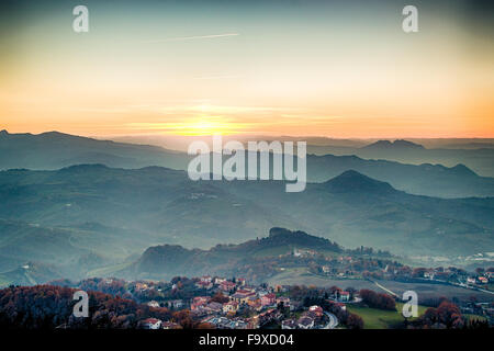 Coucher du soleil sur le sommet des collines dans la brume autour du mont Titan dans la Repubblic de Saint-Marin Banque D'Images