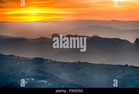 Coucher du soleil sur le sommet des collines dans la brume autour du mont Titan dans la Repubblic de Saint-Marin Banque D'Images