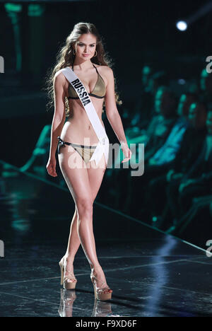 18 déc., 2015 - Las Vegas, Nevada, United States of America - Miss Russie Vladislava Evtushenko participe au segment de la maillot 2015 Défilé de Miss Univers Compétition préliminaire et Costume National Show le 16 décembre 2015 au Théâtre de l'axe à l'intérieur de Planet Hollywood Resort & Casino à Las Vegas au Nevada. (Crédit Image : © Marcel Thomas via Zuma sur le fil) Banque D'Images