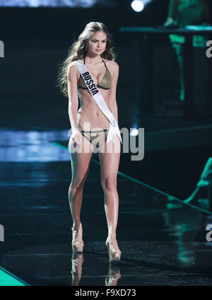 Las Vegas, Nevada, USA. Dec 18, 2015. Miss Russie Vladislava Evtushenko participe au segment de la maillot 2015 Défilé de Miss Univers Compétition préliminaire et Costume National Show le 16 décembre 2015 au Théâtre de l'axe à l'intérieur de Planet Hollywood Resort & Casino à Las Vegas au Nevada. Crédit : Marcel Thomas/ZUMA/Alamy Fil Live News Banque D'Images