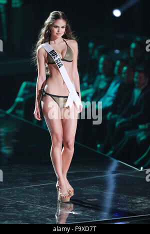 Las Vegas, Nevada, USA. Dec 18, 2015. Miss Russie Vladislava Evtushenko participe au segment de la maillot 2015 Défilé de Miss Univers Compétition préliminaire et Costume National Show le 16 décembre 2015 au Théâtre de l'axe à l'intérieur de Planet Hollywood Resort & Casino à Las Vegas au Nevada. Crédit : Marcel Thomas/ZUMA/Alamy Fil Live News Banque D'Images