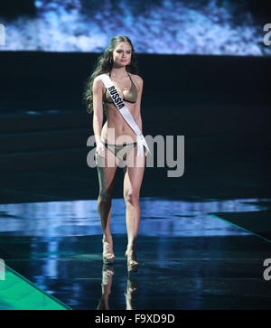 Las Vegas, Nevada, USA. Dec 18, 2015. Miss Russie Vladislava Evtushenko participe au segment de la maillot 2015 Défilé de Miss Univers Compétition préliminaire et Costume National Show le 16 décembre 2015 au Théâtre de l'axe à l'intérieur de Planet Hollywood Resort & Casino à Las Vegas au Nevada. Crédit : Marcel Thomas/ZUMA/Alamy Fil Live News Banque D'Images