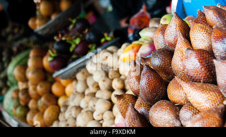 Différents types de fruits exotiques pour la vente au marché local en Indonésie Banque D'Images