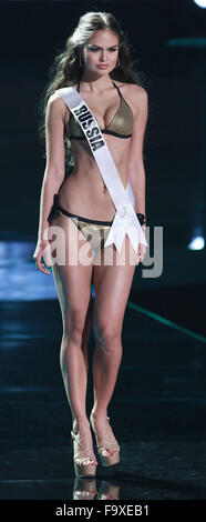 Las Vegas, Nevada, USA. Dec 18, 2015. Miss Russie Vladislava Evtushenko participe au segment de la maillot 2015 Défilé de Miss Univers Compétition préliminaire et Costume National Show le 16 décembre 2015 au Théâtre de l'axe à l'intérieur de Planet Hollywood Resort & Casino à Las Vegas au Nevada. Crédit : Marcel Thomas/ZUMA/Alamy Fil Live News Banque D'Images