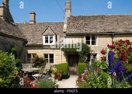 Un cottage en pierre de Cotswold idyllique dans le soleil d'été, Sherborne, Gloucestershire, Royaume-Uni Banque D'Images