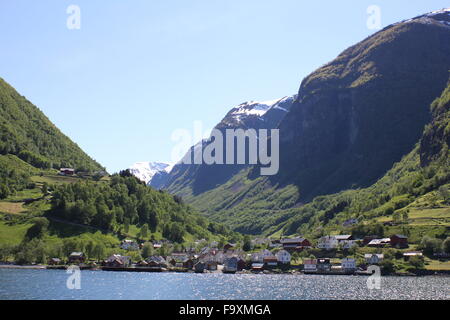 Le village d'Undredal sur le Sognefjord Norvège Banque D'Images