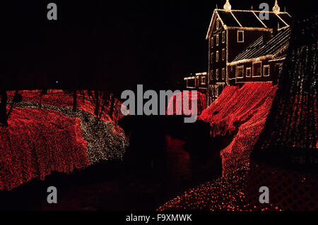 Clifton Mill, Ohio, USA. Dec 18, 2015. 18 décembre 2015 : Les lumières de Noël sur les rives de l'usine historique de Clifton Clifton, dans l'Ohio. Credit : Brent Clark/Alamy Live News Banque D'Images