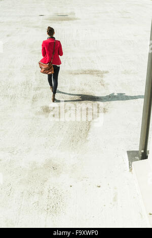 Young woman walking on niveau parking Banque D'Images