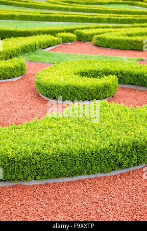 Jardin paysagé avec labyrinthe décoratif français au palais de Rundale topiaires, Lettonie Banque D'Images