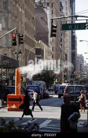 Un tube à vapeur sur la rue à Midtown Manhattan, New York City, USA Banque D'Images