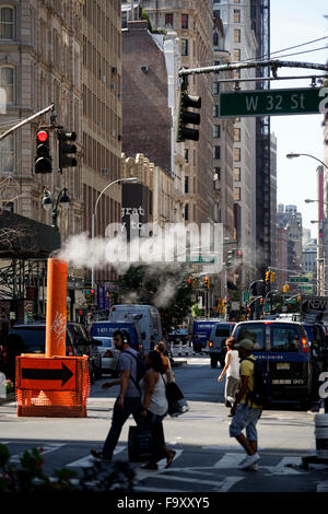 Un tube à vapeur sur la rue à Midtown Manhattan, New York City, USA Banque D'Images