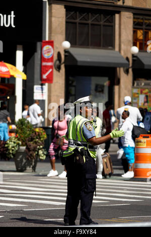 Police woman diriger la circulation près de Herald Square à Manhattan, New York City, USA Banque D'Images