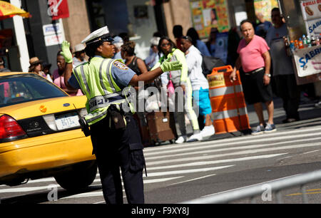 Police woman diriger la circulation près de Herald Square à Manhattan, New York City, USA Banque D'Images