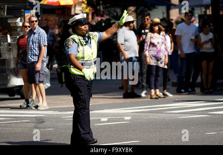 Police woman diriger la circulation près de Herald Square à Manhattan, New York City, USA Banque D'Images