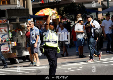 Police woman diriger la circulation près de Herald Square à Manhattan, New York City, USA Banque D'Images